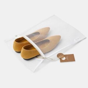 NWT Vivaia Zipper Closure Wash Bag